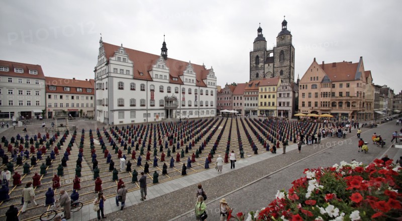 800 Luther-Figuren auf Markplatz von Wittenberg