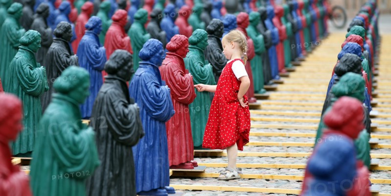 800 Luther-Figuren auf Markplatz von Wittenberg