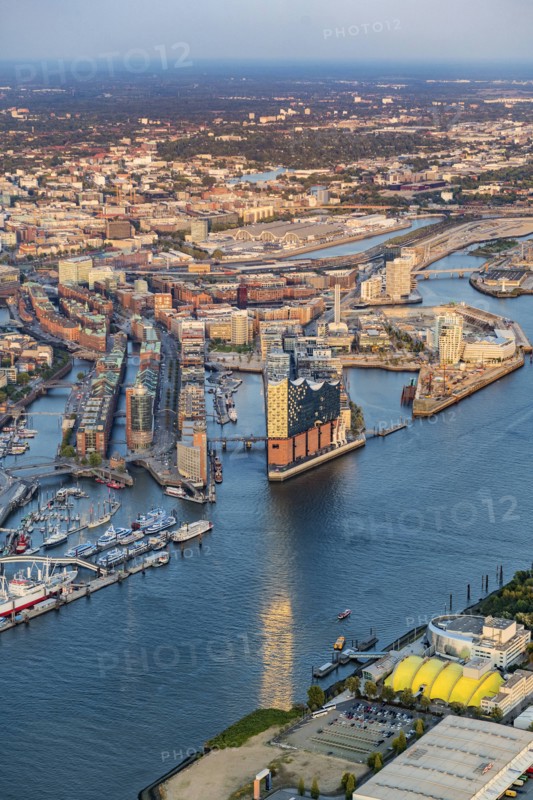 Konzerthaus Elbphilharmonie mit Speicherstadt im Sonnenuntergang in Hamburg