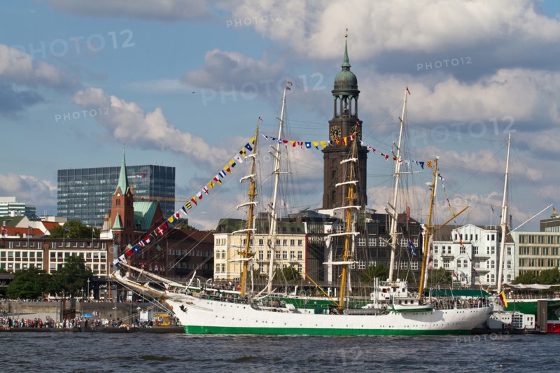 Hamburg Landungsbrücken mit Michel