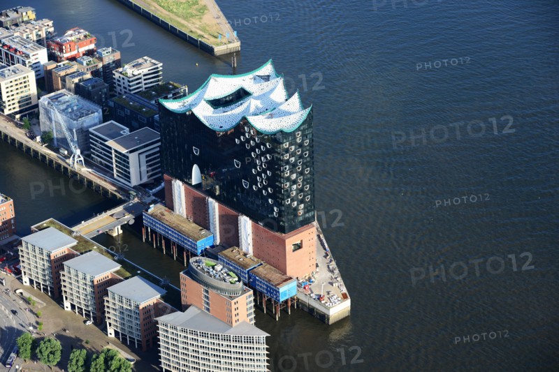Ansicht der Elbphilharmonie am Ufer der Elbe in Hamburg