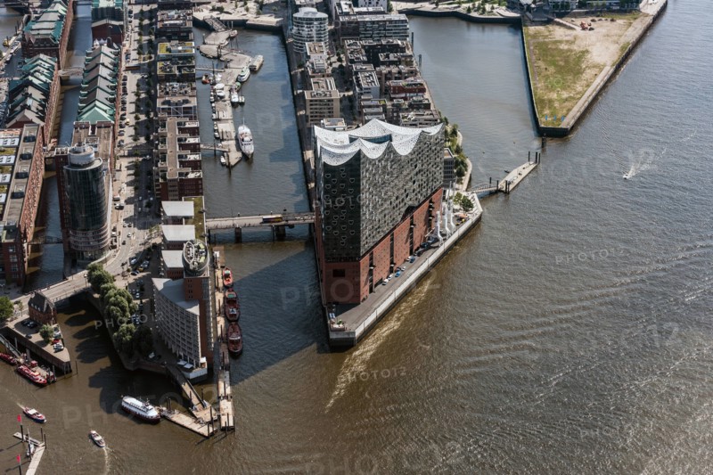 Stadtteil Speicherstadt mit Blick auf die Elbphilharmonie im Stadtgebiet in Hamburg, Deutschland