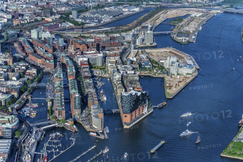 Konzerthaus Elbphilharmonie mit Speicherstadt in Hamburg