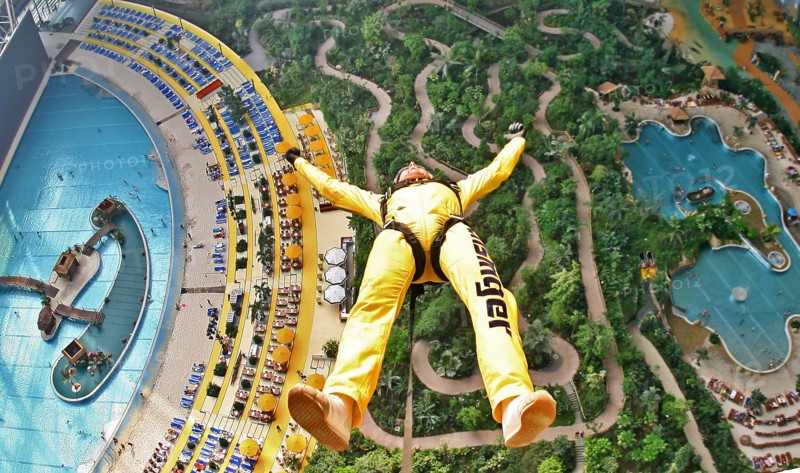 Base Jump im Tropical Islands