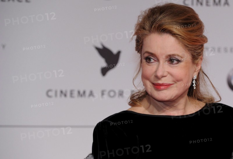 French actress Catherine Deneuve arrives at the 'Cinema
for Peace' gala at the 59th Berlin International Film Festival in
Berlin, Germany, 09 February 2009. 'Cinema for Peace' is a
worldwide initiative promoting humanity through film. Members o |