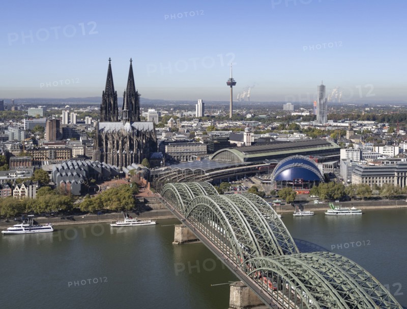 Blick von der Aussichtsplattform des Turms Triangle Köln auf die Innenstadt am Rhein mit Dom und Hohenzollernbrücke. Der Kölner Dom gehört zu den bekanntesten Bauwerken Europas, die Hohenzollernbrücke ist mit  mehr als 1.200 Zügen am Tag die meistbefahrene Eisenbahnbrücke Deutschlands. (27.09.2018) | Verwendung weltweit