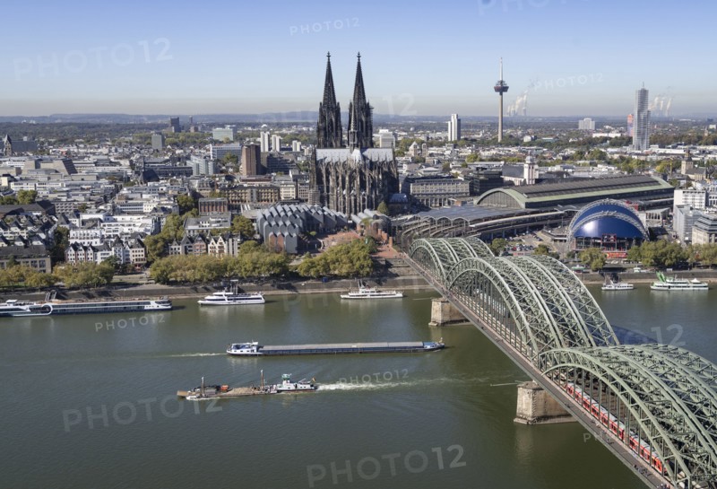 Blick von der Aussichtsplattform des Turms Triangle Köln auf die Innenstadt am Rhein mit Dom und Hohenzollernbrücke. Der Kölner Dom gehört zu den bekanntesten Bauwerken Europas, die Hohenzollernbrücke ist mit  mehr als 1.200 Zügen am Tag die meistbefahrene Eisenbahnbrücke Deutschlands. Auf dem Rhein verkehren täglich unzählige Passagier- und Transportschiffe. (27.09.2018) | Verwendung weltweit