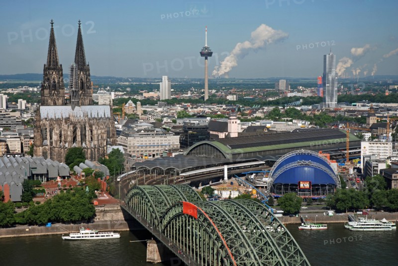 Blick vom LVR-Turm auf Koeln am Rhein mit Hohenzollernbruecke, Museum Ludwig, Koelner Dom und Hauptbahnhof, Deutschland, Nordrhein-Westfalen, Koeln | view from the LVR-Turm on Cologne with Hohenzollern bridge, Museum Ludwig, Cologne cathedral and main station, Germany, North Rhine-Westphalia, Cologne | Verwendung weltweit