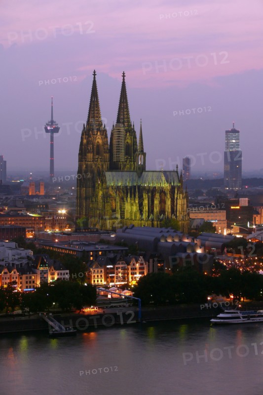 Blick über den Rhein auf das abendliche Köln mit dem Kölner Dom. Der Kölner Dom wurde 1996 von der UNESCO zum Weltkulturerbe erklärt. Aufgenommen im Jahr 2006. Foto: Hady Khandani | Verwendung weltweit