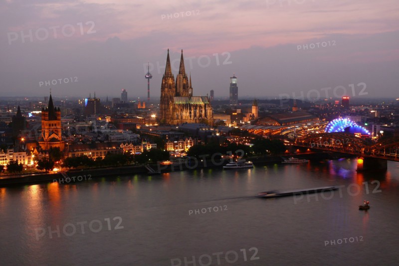Blick über den Rhein auf das abendliche Köln mit dem Kölner Dom. Der Kölner Dom wurde 1996 von der UNESCO zum Weltkulturerbe erklärt. Aufgenommen im Jahr 2006. Foto: Hady Khandani | Verwendung weltweit