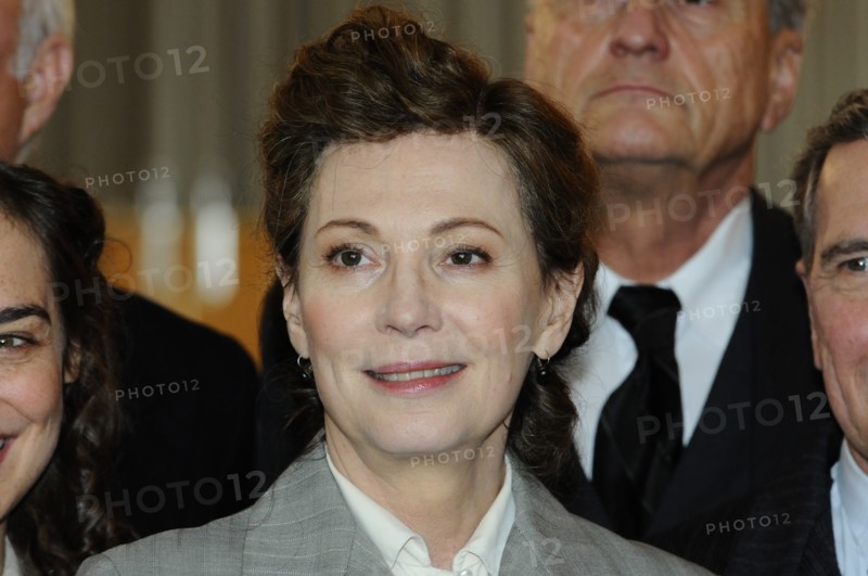 Die Schauspielerin Iris Berben als Abgeordnete und Juristin Elisabeth Selbert posiert am 08.11.2013 in Köln bei einem Fototermin zu den Dreharbeiten des historischen ARD TV-Drama "Artikel 3". Der Sendetermin ist für 2014 im Ersten geplant. Foto: Horst Galuschka | Verwendung weltweit