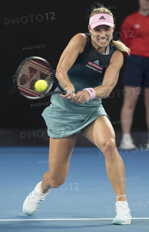 (190116) -- MELBOURNE, Jan. 16, 2019 () -- Angelique Kerber of Germany returns the ball during the women's singles second round match against Beatriz Haddad Maia of Brazil at the Australian Open in Melbourne, Australia, Jan. 16, 2018. (/Lui Siu Wai) |