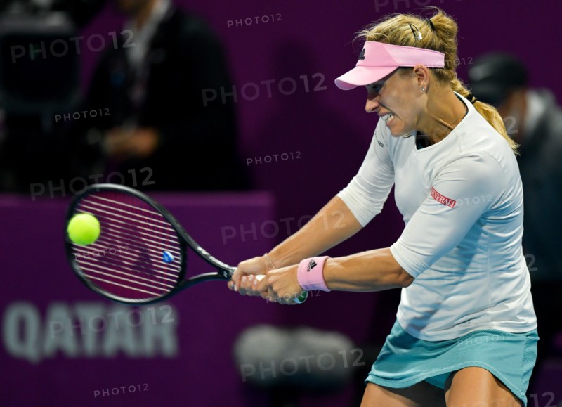 (190216) -- DOHA, Feb. 16, 2019 () -- Angelique Kerber of Germany hits a return during the women's singles semifinal between Angelique Kerber of Germany and Elise Mertens of Belgium at the 2019 WTA Qatar Open in Doha, Qatar, Feb. 15, 2019. Angelique Kerber lost 1-2. (/Nikku) |