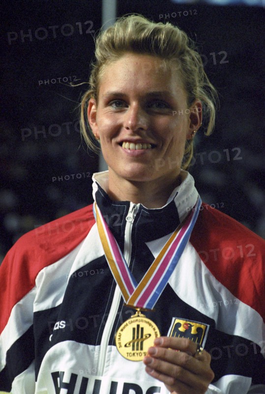 Kurzstreckenläuferin Katrin Krabbe strahlt mit der Goldmedaille nach ihrem Sieg beim 100-Meter-Lauf der Damen bei den Weltmeisterschaften in Tokio am 27.08.1991. | Verwendung weltweit