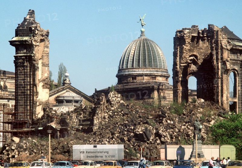 (dpa files) - A view of the ruins of the destroyed Frauenkirche Church in Dresden, eastern Germany, 1990. The church, a masterpiece of baroque architecture, was destroyed in February 1945. Its ruins served as a memorial of the war until in the early 90s the decision was made to rebuild the Frauenkirche. | Verwendung weltweit