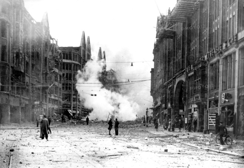 (dpa files) - A view of the Moenckebergstrasse (Moenckeberg street) after an air strike during the Second World War in Hamburg, June 1944. | Verwendung weltweit