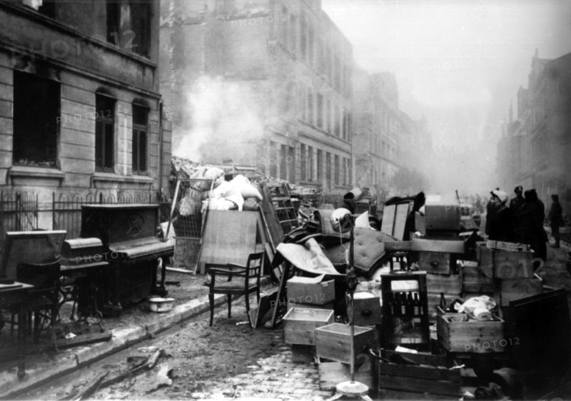 (dpa files) - People try to save their belongings from their destroyed houses in the Marienstrasse (Marien street) after an airstrike during the Second World War in Hamburg, 25 October 1944. | Verwendung weltweit