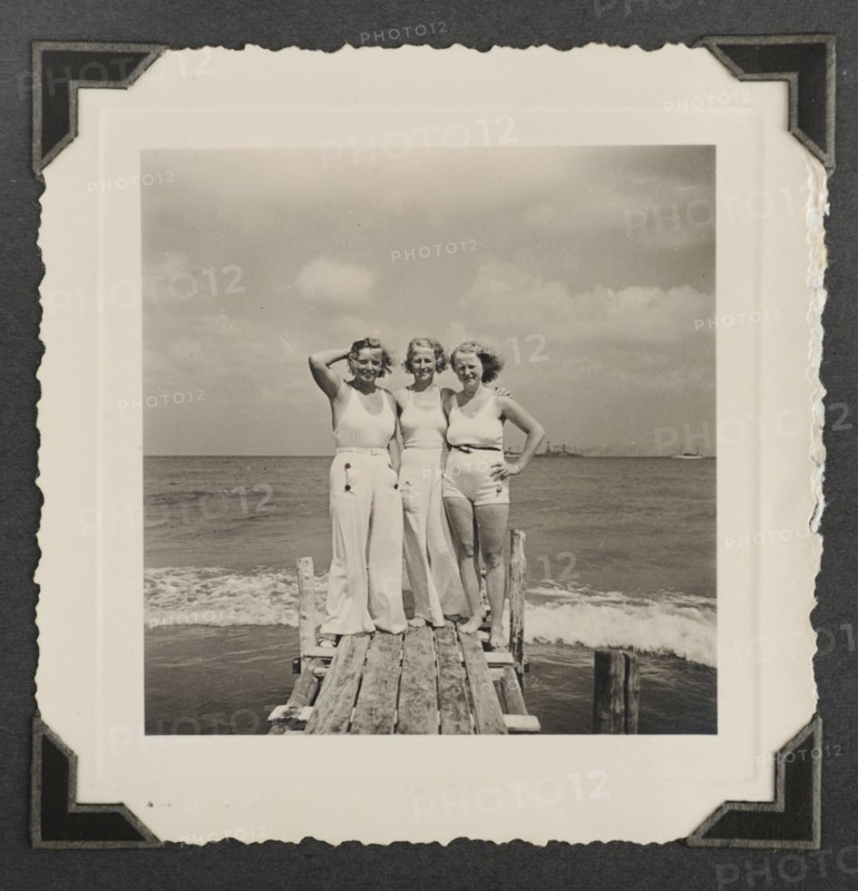 Das sw-Foto aus einem Urlaubs - Album zeigt drei Frauen in Sommer- und Freizeitmode um 1930 auf einem Steg am Strand von Binz auf der Insel Rügen. Foto:Sammlung Sauer | Verwendung weltweit