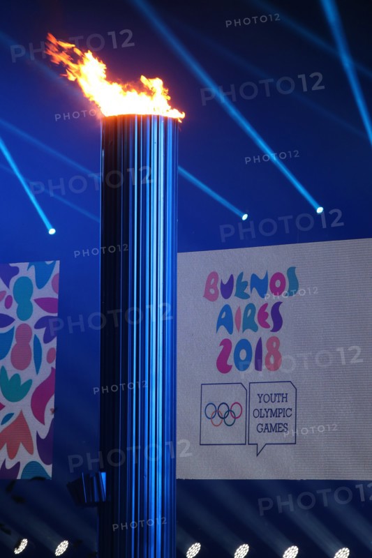 HANDOUT - 06 October 2018, Argentina, Buenos Aires: The Olympic flame burns during the opening ceremony of the Buenos Aires Youth Olympic Games. Photo: Agustin Marcarian/Buenos Aires 2018/IOC/dpa - ACHTUNG: Nur zur redaktionellen Verwendung und nur mit vollständiger Nennung des vorstehenden Credits | Verwendung weltweit