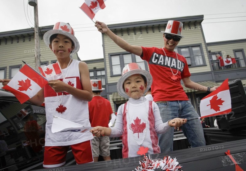 (180701) -- RICHMOND, July 1, 2018 () -- Local residents wave the national flag of Canada during the 73rd Salmon Festival Parade in Richmond, Canada, July 1, 2018. Thousands of people participated in the 73rd Salmon Festival Parade in Richmond on Sunday to celebrate the Canada Day. (/Liang Sen) |