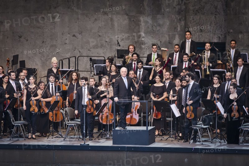 Konzert West-Eastern Divan Orchestra mit Dirigent Daniel Barenboim in der Waldbuehne in Berlin. | Verwendung weltweit