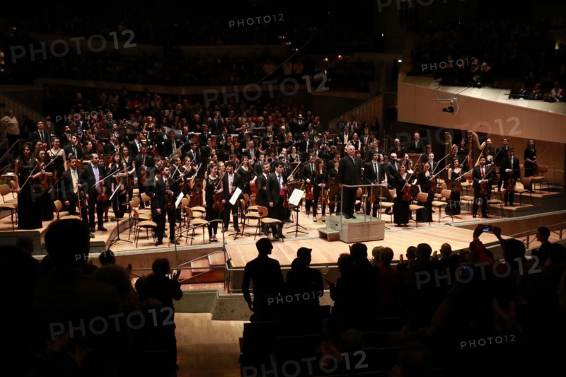 Daniel Barenboim und Michael Barenboim mit dem West-Eastern Divan Orchestra in der Philharmonie. Berlin, 04.04.2015 | Verwendung weltweit