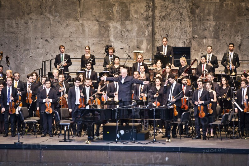 Konzert West-Eastern Divan Orchestra mit Dirigent Daniel Barenboim in der Waldbuehne in Berlin. | Verwendung weltweit