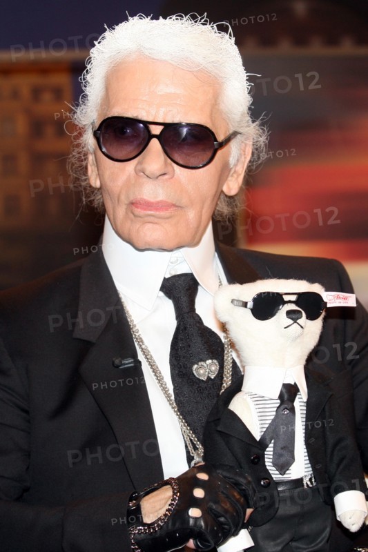 Fashion designer Karl Lagerfeld poses with his ?Steiff Teddy Bear? after the recording of the ZDF tv talkshow Johannes B. Kerner in Hamburg, Germany, 08 June 2009. A limited edition of 2,500 of the 40cm large bears designed by Lagerfeld will be offered for sale at 1000 Euro per piece. Talkshow ?Johannes B. Kerner? will be broadcasted on 09 June 2009 at 22.45 CET. Photo: MALTE CHRISTIANS | Verwendung weltweit