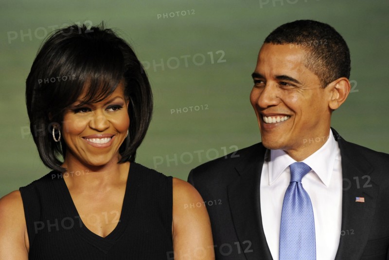 US-Präsident Barack Obama und seine Frau Michelle Obama stehen am Freitag (03.04.2009) in Baden-Baden im Kurhaus. Staats- und Regierungschefs aus 28 Staaten nehmen am NATO-Gipfel teil, der am Abend in Baden-Baden begann und am Samstag in Straßburg endet. Foto: Marijan Murat dpa/lsw +++(c) dpa - Report+++ | Verwendung weltweit