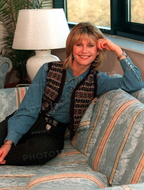 Der englisch-australischer Popstar Olivia Newton-John hat es sich am 13.1.1996 in einem Hotelzimmer in Bremen gemütlich gemacht. Die Sängerin, Schauspielerin und Hauptdarstellerin des Kultfilms "Grease" trat am Abend des 13. Januar bei "Wetten daß...?" auf, um für das gleichnamige Musical zu werben, das am 20.1.96 Deutschland-Premiere hat. | Verwendung weltweit