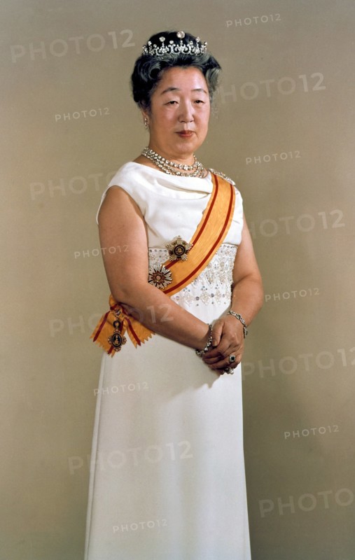 Die frühere japanische Kaiserin Nagako (undatiertes Archivbild) ist am 16.6.2000 im Alter von 97 Jahren gestorben. Die Witwe von Kaiser Hirohito erlag in ihrer Residenz im Tokioter Kaiserpalast ihren Atembeschwerden, wie das Haushofamt mitteilte. Die Mutter von sieben Kindern galt in Japan als die älteste Kaiserin beziehungsweise Kaiserwitwe seit dem 8. Jahrhundert. Nagako hatte ihren Mann Hirohito 1924 im Alter von 20 Jahren geheiratet und war drei Jahre später Kaiserin geworden. Bis zum Ende des Zweiten Weltkrieges war Hirohito in Japan als Gott verehrt worden. In seinem Namen waren die kaiserlichen Truppen in Ostasien eingefallen. Hirohito starb am 7. Januar 1989 im Alter von 86 Jahren. | Verwendung weltweit