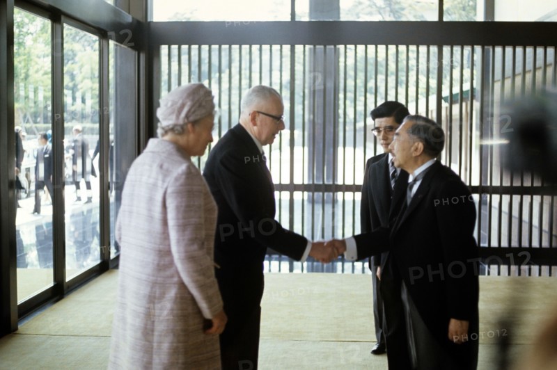 Bundespräsident Gustav Heinemann und seine Gattin Hilda werden bei ihrem Besuch in Japan im Mai 1970 von Kaiser Hirohito (r) empfangen. | Verwendung weltweit
