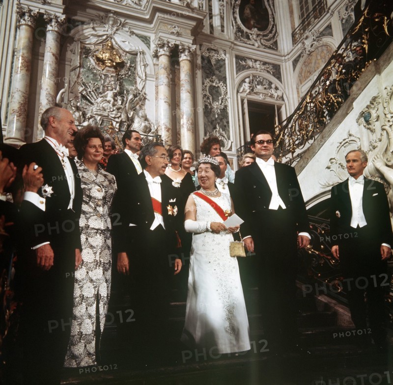 (l-r): Der Bonner Protokollchef Dr. Hans Schwarzmann, Frau Christl Koschnick, Kaiser Hirohito, Kaiserin Nagako und der Bundesratspräsident Hans Koschnick während eines Galaempfangs für das japanische Kaiserpaar in Schloss Brühl bei Bonn im Oktober 1971. | Verwendung weltweit