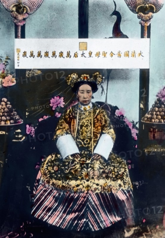 Kaiserin Kojun, geboren als Prinzessin Nagako (1903 - 2000), die Kaiserin von Japan, Ehefrau des Tenno (Kaisers) Hirohito.
 Asia, Japan, Asiatic, travel, 1910s, 1920s, 20th century, archive, Carl Simon, history, historical, exquisit collection - minimum price:  50,--/licence, portrait, empress Kojun, born as princess Nagako, empress of Japan, wife of Tenno Hirohito, monarchy, imperial, throne, Japanese, woman, hand coloured glass slide | Verwendung weltweit
