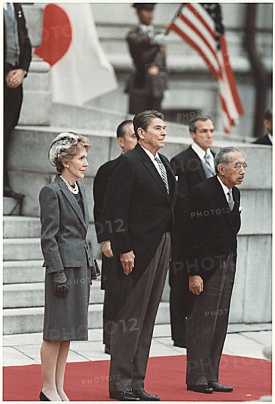 U.S. President Ronald Reagan and First Lady Nancy Reagan and Japanese Emperor Hirohito in Tokyo, Japan on November 9, 1983. Credit: White House via CNP - NO WIRE SERVICE - | Verwendung weltweit
