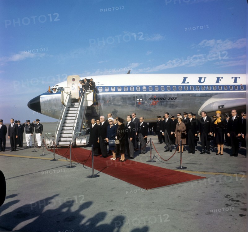 Bundespräsident Heinrich Lübke und seine Ehefrau Wilhelmine nach ihrer Ankunft in Haneda, dem Flughafen von Tokio, zwischen Kaiser Hirohito und Kaiserin Nagako auf dem roten Teppich. | Verwendung weltweit