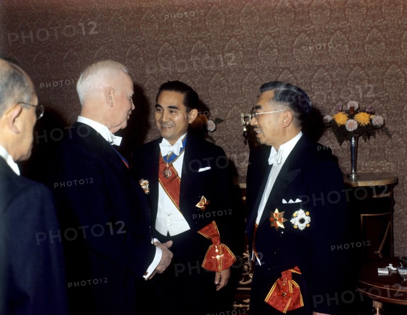 Bundespräsident Heinrich Lübke (2.vl) im Gespräch mit Kaiser Hirohito (r) und einem japanischen Diplomaten während eines Empfanges im Kaiserpalast von Tokio. | Verwendung weltweit