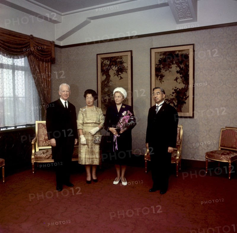 Bundespräsident Heinrich Lübke (l) und seine Ehefrau Wilhelmine (2. vr) nach ihrer Ankunft in Tokio zwischen dem japanischen Kaiserpaar Kaiser Hirohito und Kaiserin Nagako im Audienzsaal des Kaiserpalastes. | Verwendung weltweit