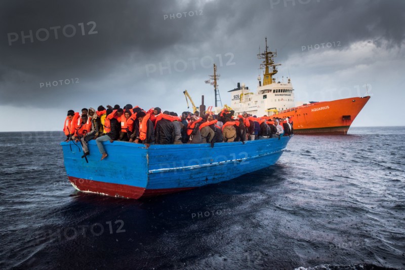 Etwa 380 Flüchtlinge in einem Holzboot und 130 Flüchtline in einem Gummiboot werden am 11.12.2016 in internationalem Gewässer vor der libyschen Küste im Mittelmeer von einem Search and Rescue Team der NGO SOS Mediterranee gerettet und auf der MS Aquarius nach Sizilien gebracht. An Bord der MS Aquarius werden die Flüchtlinge von den NGOs SOS Mediterranee und Ärzte ohne Grenzen versorgt. | Verwendung weltweit