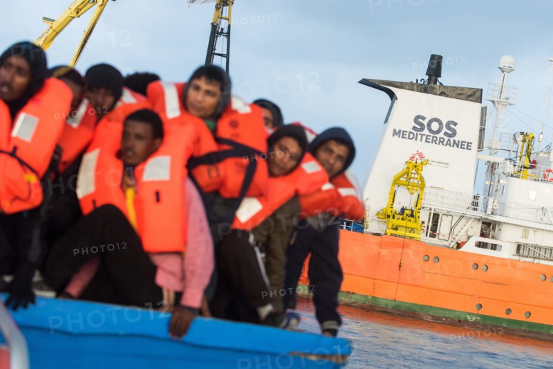 Etwa 380 Flüchtlinge in einem Holzboot und 130 Flüchtline in einem Gummiboot werden am 11.12.2016 in internationalem Gewässer vor der libyschen Küste im Mittelmeer von einem Search and Rescue Team der NGO SOS Mediterranee gerettet und auf der MS Aquarius nach Sizilien gebracht. An Bord der MS Aquarius werden die Flüchtlinge von den NGOs SOS Mediterranee und Ärzte ohne Grenzen versorgt. | Verwendung weltweit