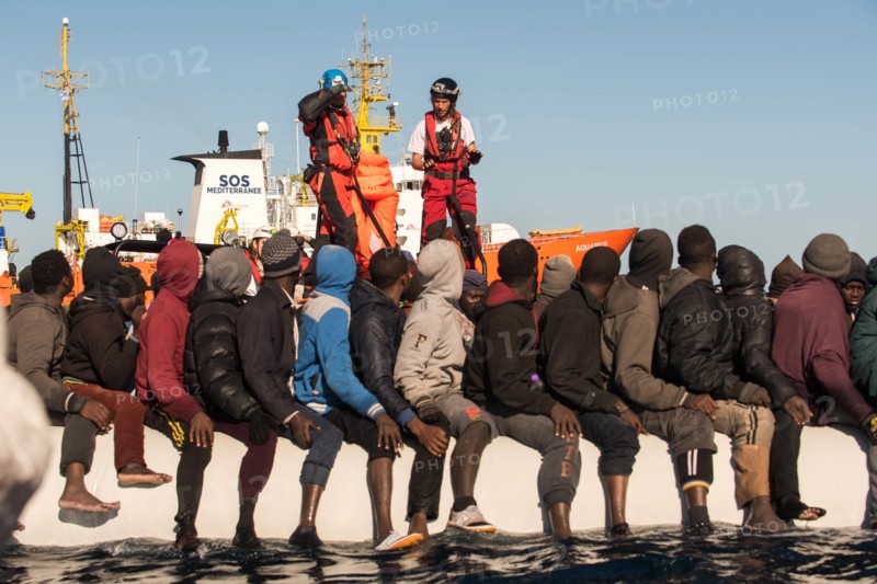 SOS Mediterranee; Medecins sans frontieres; Such- und Rettungsmission im Mittelmeer vor der libyschen Küste westlich von Tripolis in der Nähe der Ölplattformen am 16. Januar 2018; 5 Rettungen; 2 Holzboote; 2 Gummiboote; 1 Fiberglasboot; 438 Personen | Verwendung weltweit
