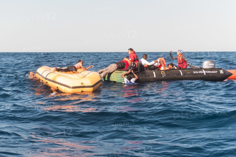 Such- und Rettungsmission im Mittelmeer vor der libyschen Küste am 27. Januar 2018; Rettung von circa 90 Menschen in Seenot; Zwei tote Frauen; | Verwendung weltweit
