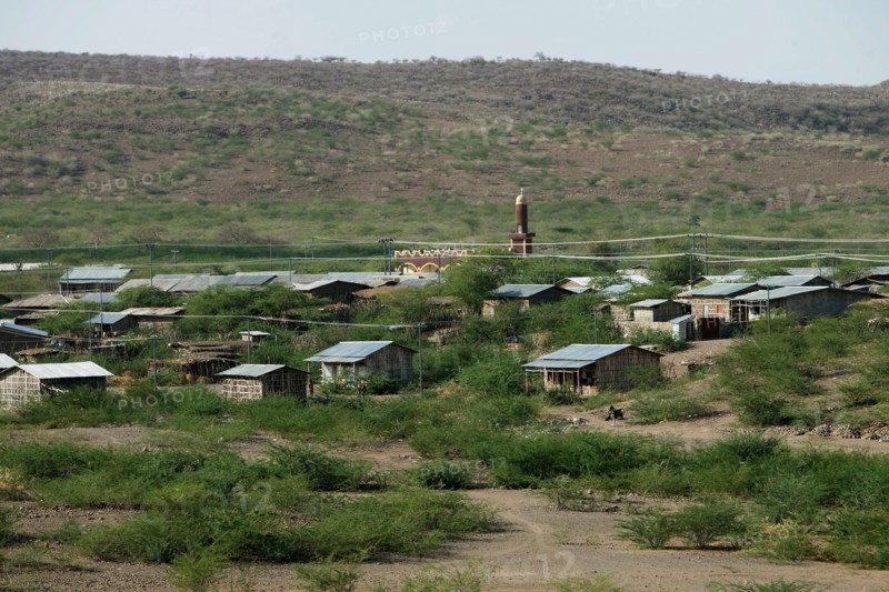 Blick auf den Ort Hadar in der Provinz Afar (Foto vom 19.11.2005). In der Nähe dieses Ortes entdeckte der amerikanische Archäologe Don Johanson mit seinem Team am 24.11.1974 das zu 40 Prozent erhaltene Skelett von "Lucy", einer vor etwa 3,5 Millionen Jahren hier lebenden Frau. Dieser Fund des Australopithecus Afarensis ist der bis heute älteste. Lucy, benannt nach dem Beatles Lied "Lucy in the Sky with Diamonds" wird im Nationalmuseum von Addis Abeba ausgestellt.