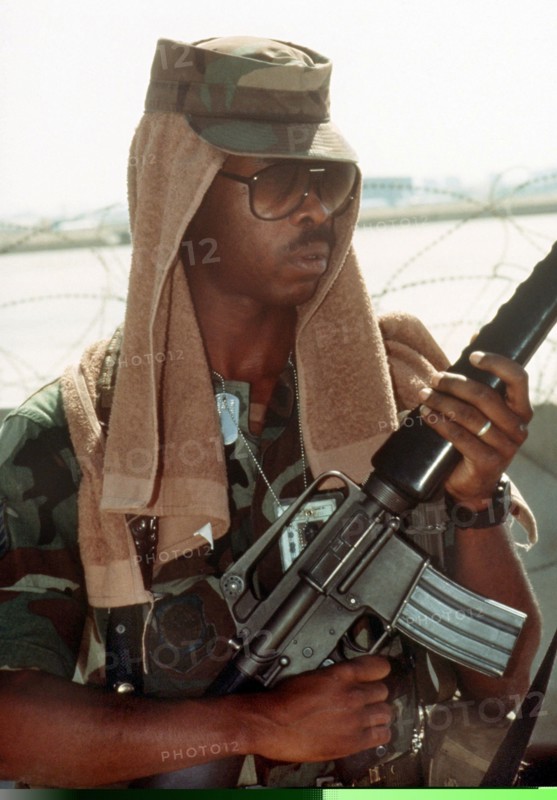 Avec une serviette sur la tête, ce GI se protège de la chaleur dans le désert saoudien. Des unités aéroportées des forces armées américaines ont planté leurs tentes dans le désert : depuis le déclenchement de la crise du Golfe avec l'invasion des troupes irakiennes au Koweït, les États-Unis et d'autres États de l'OTAN ont transféré des troupes dans la région du Golfe.
30 juillet 1990