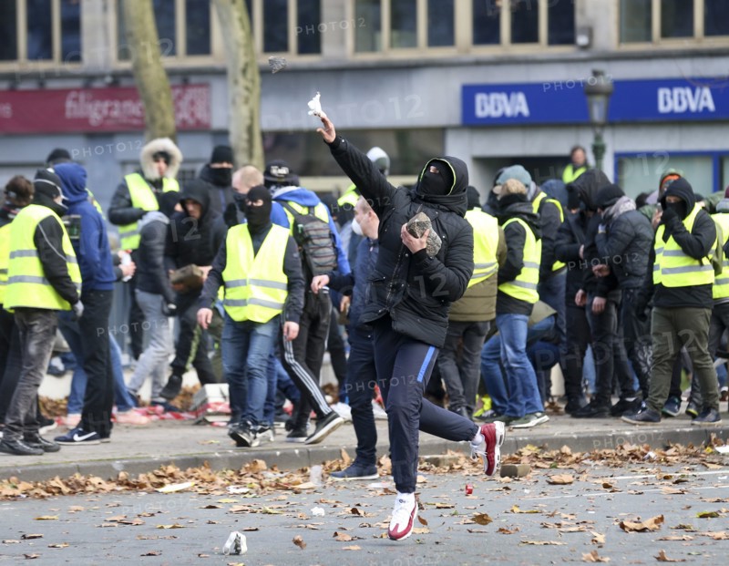(181208) -- BRUSSELS, Dec. 8, 2018 () -- A protestor throws a stone to police during a demonstration in downtown Brussels, Belgium, Dec. 8, 2018.(/Ye Pingfan)