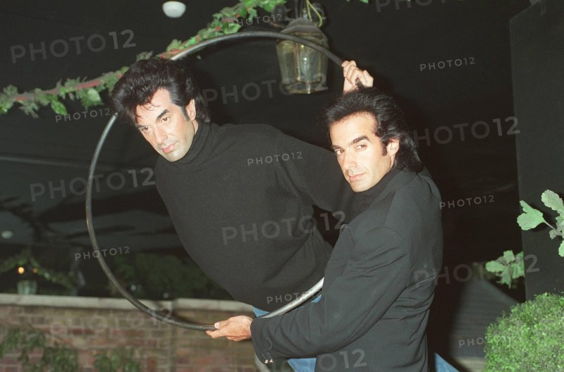 DAVID COPPERFIELD American Illusionist. (Seen at Madame Tussaud's in London with his waxwork model) Universal Pictorial Press Photo URK 010183/A-15 29.08.1995