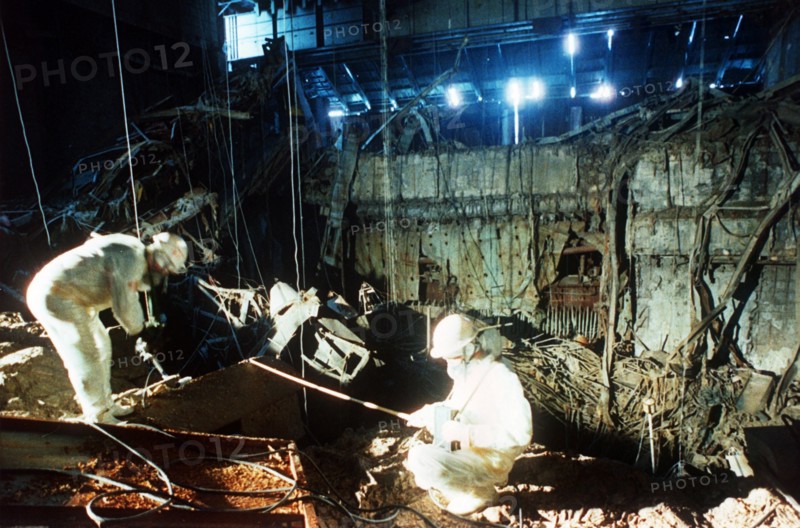Tchernobyl : équipe de nuit débarrassant des débris, 1986