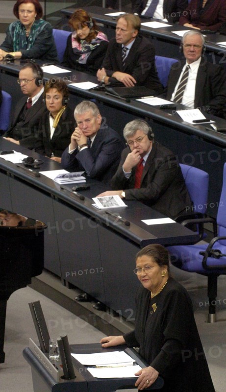 Die Holocaust-Überlebende und ehemalige Präsidentin des Europaparlaments, Simone Veil, spricht am 27.1.2004 während der Gedenkveranstaltung für die Opfer des nationalsozialistischen Terror-Regimes im Berliner Reichstagsgebäude. Im Hintergrund verfolgen auf der Regierungsbank Mitglieder des Kabinetts die Rede. 1. Reihe r-l: Bundesaußenminister Joschka Fischer, Innenminister Otto Schily, Justizministerin Brigitte Zypries und Finanzminister Hans Eichel. Dahinter r-l Bauminister Manfred Stolpe, Umweltminister Jürgen Trittin, Bildungsministerin Edelgard Bulmahn und Entwicklungsministerin Heidemarie Wieczorek-Zeul. Der 27. Januar ist vom früheren Bundespräsidenten Herzog im Jahr 1996 zum Tag des Gedenke ns an die Opfer des Nationalsozialismus erklärt worden.