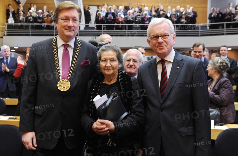 French politician Simone Veil (C) poses for a photograph with her husband Antoine (R) and Dirk Elbers, first mayor of Duesseldorf after being awarded with the Heinrich Heine Prize in Duesseldorf, Germany, 13 December 2010. Veil received the pri