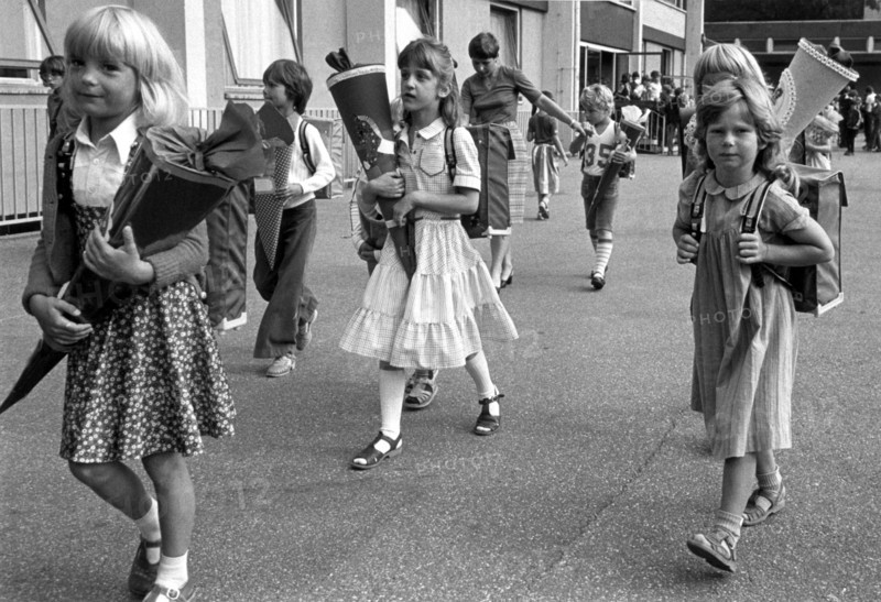 With so many new impressions, the school beginners can at least hold on to the school cone, the contents of which surely still hold some sweet surprises. 18 August 1980 in the primary school Nieder-Olm near Mainz (Germany).